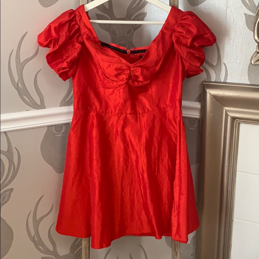 Puffy sleeved red dress